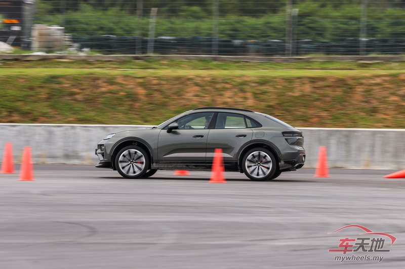 Porsche_Macan_Driving_Experience-11.jpg