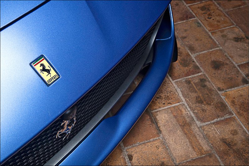 ▲Ferrari招牌的“跃马”是来自意大利空军英雄战机的图案。