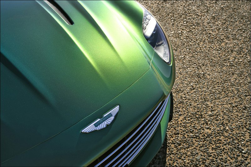 ▲大鹏展翅般的厂徽,代表着Aston Martin追求的速度感。