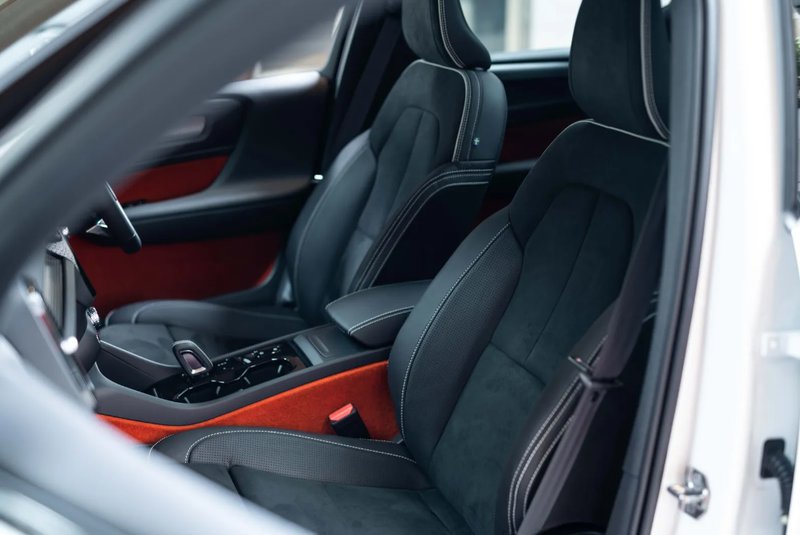 VOLVO XC40 B5 Photo11.jpg