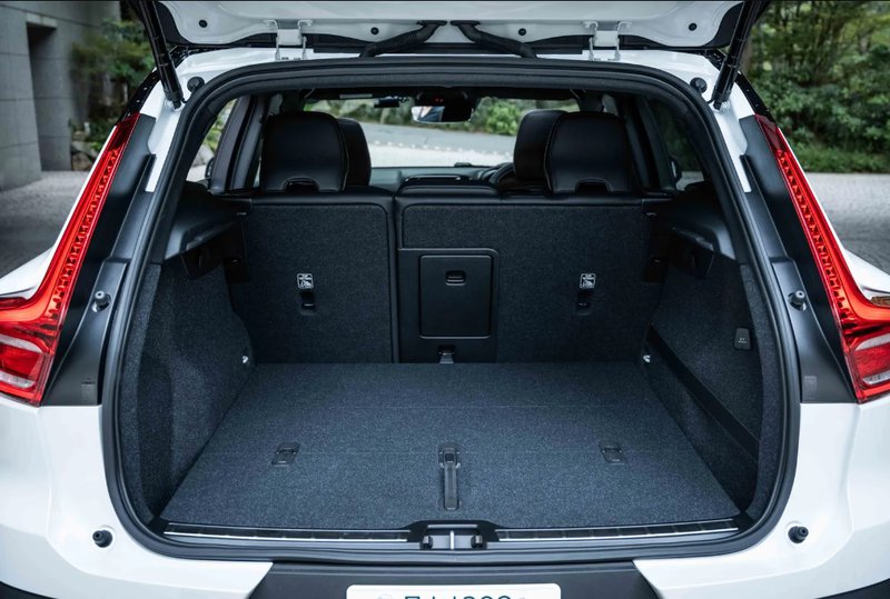 VOLVO XC40 B5 Photo13.jpg