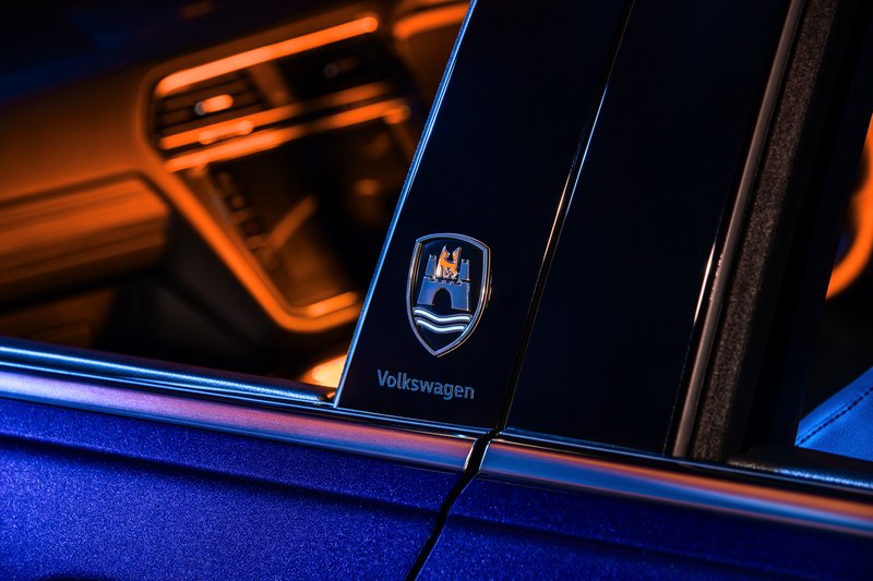 VW_Tiguan_Wolfsburg_Edition_Crest_Pillar.jpg