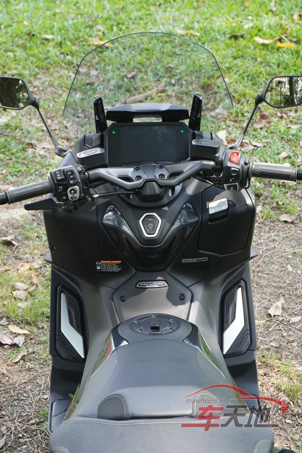 YAMAHA-TMAX-560-TECHMAX_FE230622lckX003.jpg