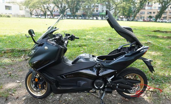 YAMAHA-TMAX-560-TECHMAX_FE230622lckX007.jpg