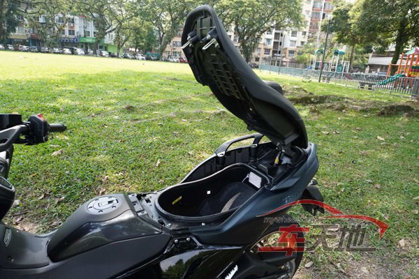 YAMAHA-TMAX-560-TECHMAX_FE230622lckX008.jpg