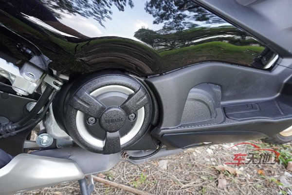 YAMAHA-TMAX-560-TECHMAX_FE230622lckX030.jpg