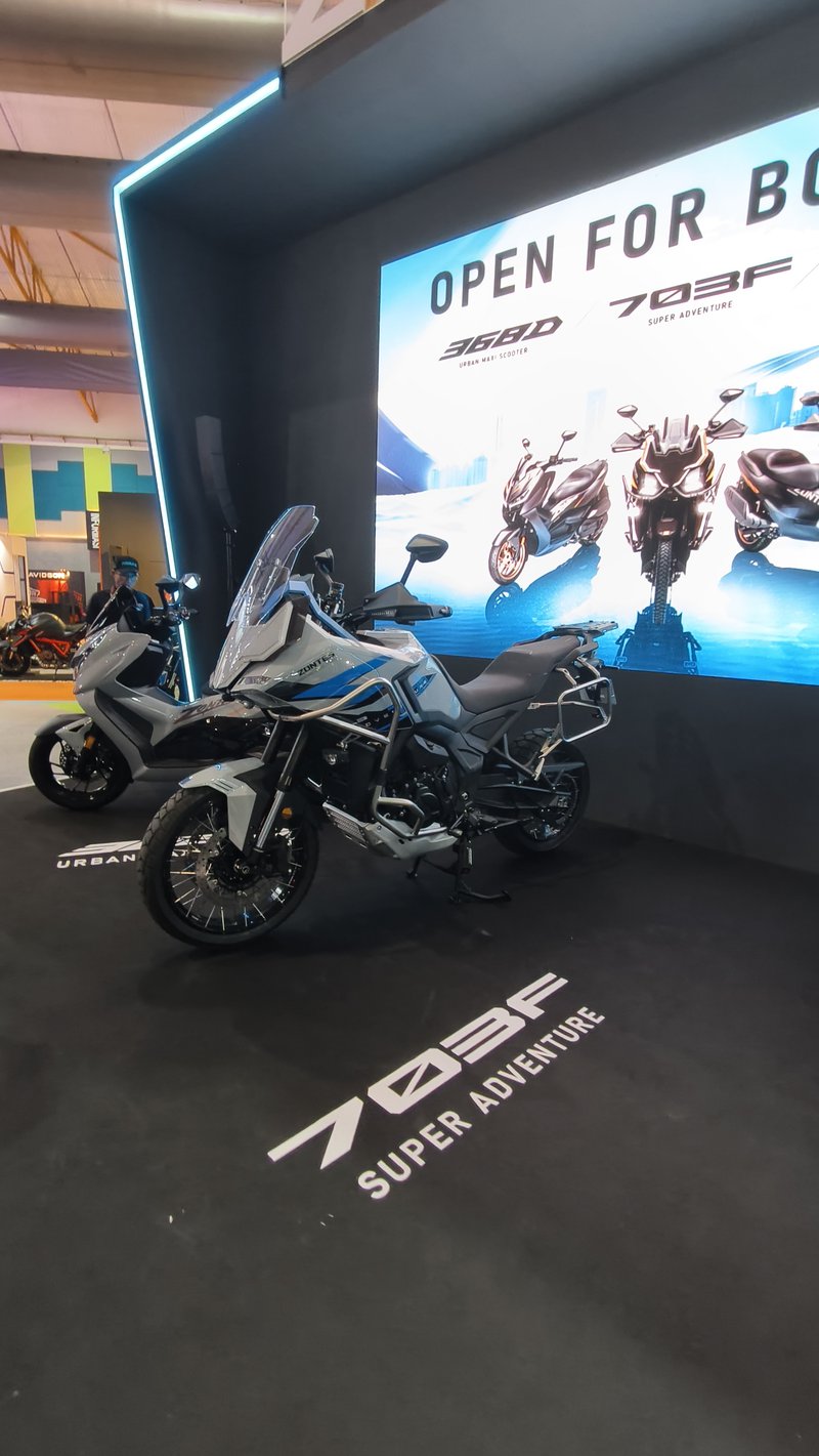 ▲Zontes 703F:品牌首款超级冒险车,699cc三缸引擎输出70kW,配可调悬架与全地形轮组,填补大排量ADV市场空白。