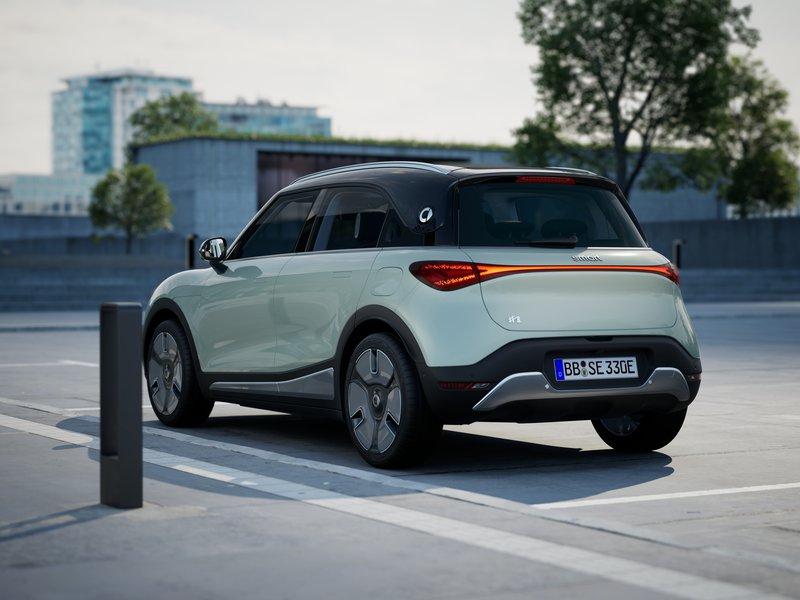 eu-premium-darkmatter-futuregreen-eclipseblack-ext-002-3-4-rear-urban.jpeg