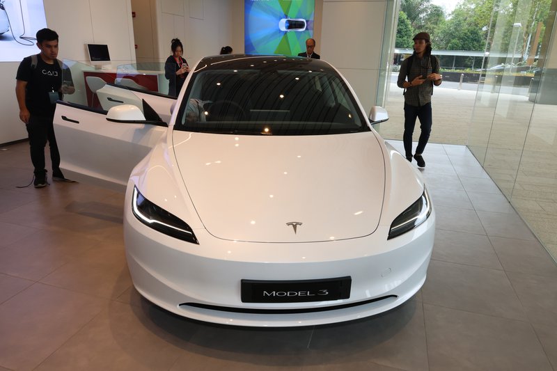 ▲Model 3前方外观和车灯设计。