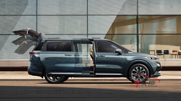▲Kia Carnival侧门及尾门可自动打开,尤其是手中拿着物件,非常方便。