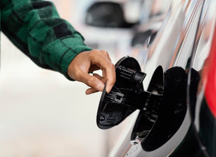man-gas-station-with-car_23-2148906379.jpg